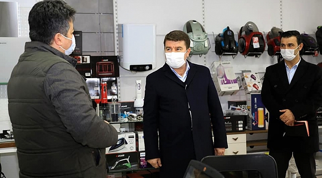 Belediye Başkan Evren Dinçer esnafları dinliyor