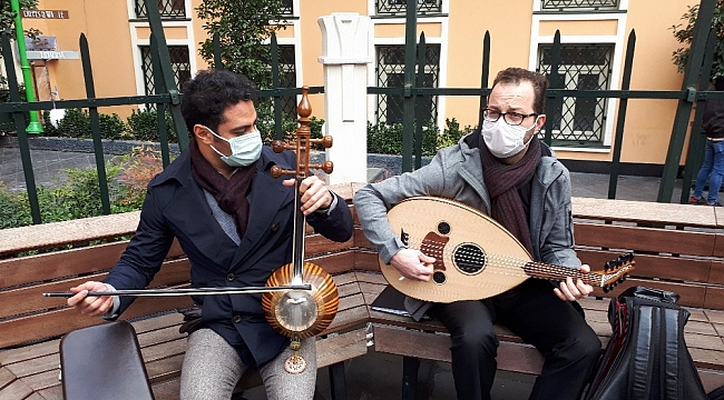 Beyoğlu'nda göçmen sanatçılar farklı enstrümanları çaldı