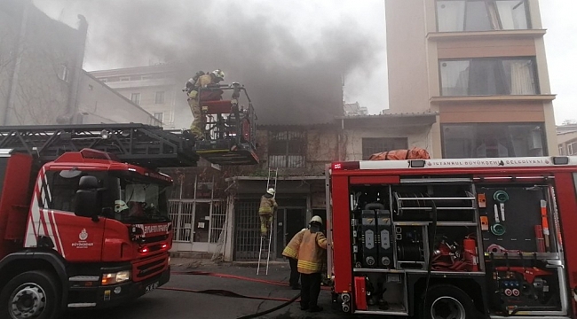 Beyoğlu'nda vatandaşlar sosyal mesafeyi unutup yangını izledi