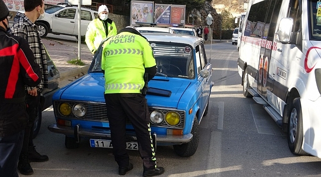 Bilecik'te yaya geçidinde karşıya geçen yayaya otomobil çarptı
