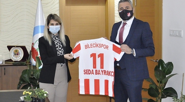 Bilecikspor Başkanı Avcı, Genel Sekreter Bayrakçı'ya Bilecikspor forması hediye etti
