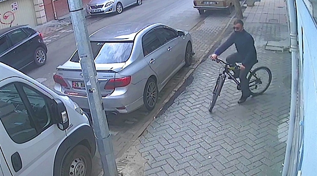 Bisiklet çalmayı meslek edinen hırsız kameralara yakalandı