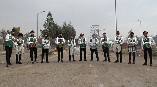 Bismil'de evde kalan vatandaşlara müzik ziyafeti