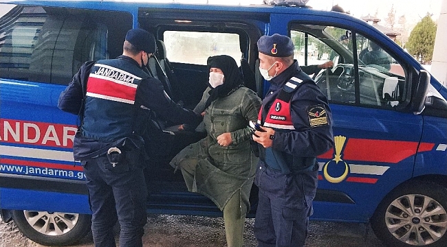 Bohçacı kılığında evden tabanca çalan kadın yakalandı