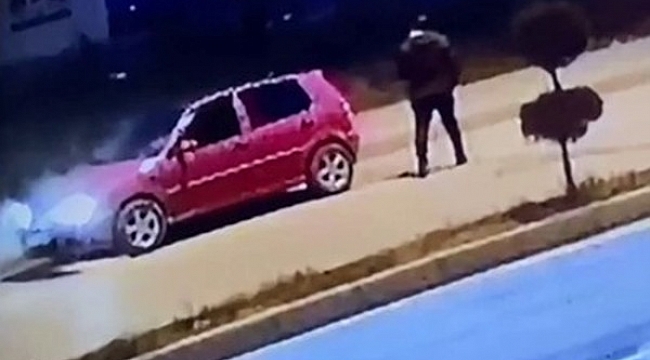 Bolu'da arıza yapan otomobilin yanma anı güvenlik kamerasında