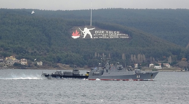 Bulgar savaş gemisi 'Smeli' Çanakkale Boğazı'ndan geçti