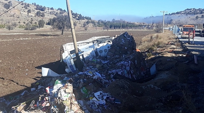 Burdur'da zincirleme kaza; 3 tır ve 3 araç birbirine girdi