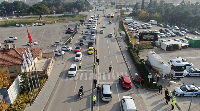 Bursa'da 'önce yaya' uygulamasında sürücüler tek tek durdurulup bilgilendirildi
