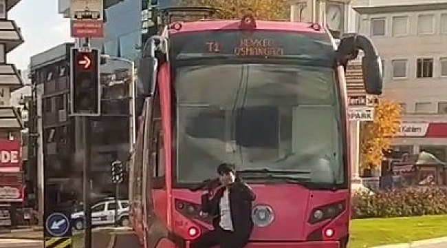 Bursa'da tramvay arkasında tehlikeli yolculuk