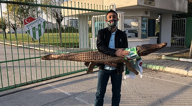 Bursaspor taraftarı tesise timsah getirdi