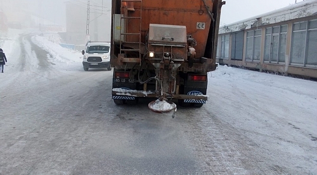 Çaldıran Belediyesinden yol tuzlama çalışması