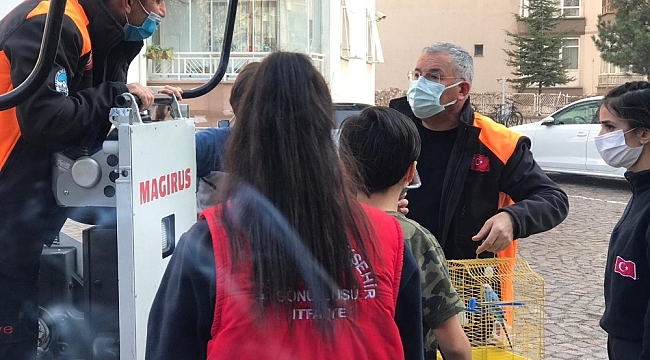 Canından önce muhabbet kuşunu düşündü