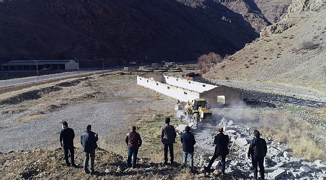Çatak'ta metruk binalar bir bir yıktırılıyor