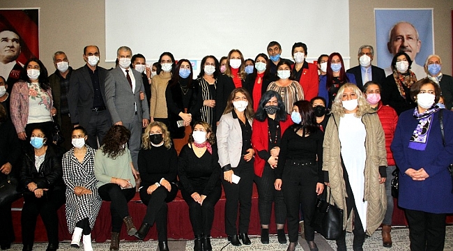 CHP'ye katılan 107 kadın üyeye rozetleri takıldı