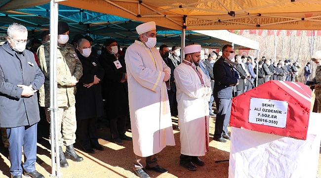 Çığ şehidinin cenaze namazını imam ağabeyi kıldırdı