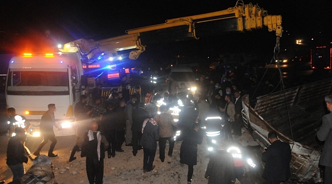 Cizre'de kömür yüklü tır şarampole devrildi: 1 ölü