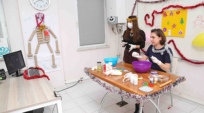 Çocuklar çevrim içi atölyede kurabiye yaptı
