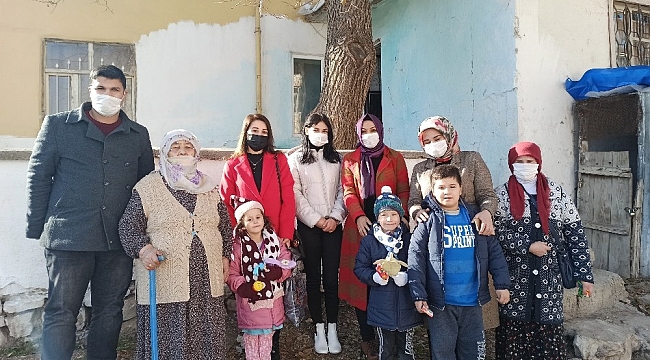 Çocuklar üşümesin diye giysi yardımı yaptılar