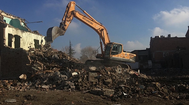 Çorum'da Belediye, Devanede kamulaştırdığı binaları yıkıyor