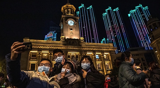 Covid-19'un ilk ortaya çıktığı Wuhan'da halk yılbaşında kent merkezini doldurdu
