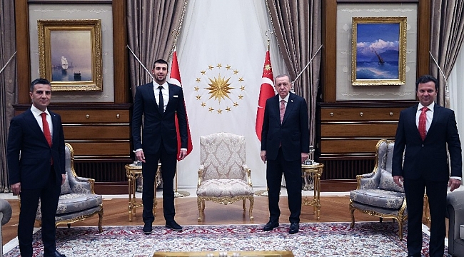Cumhurbaşkanı Erdoğan, milli yüzücü Emre Sakçı'yı kabul etti