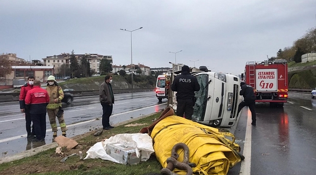 D-100 karayolunda aşırı hız yapan kamyonet devrildi: 2 yaralı