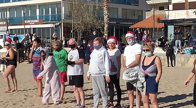 Didim'de bu yılda sokak hayvanları için denize girildi