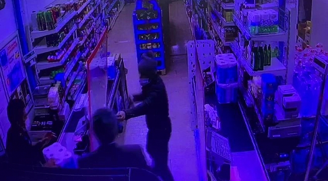 Diyarbakır'da marketteki müşteri, silahlı soygunu önledi