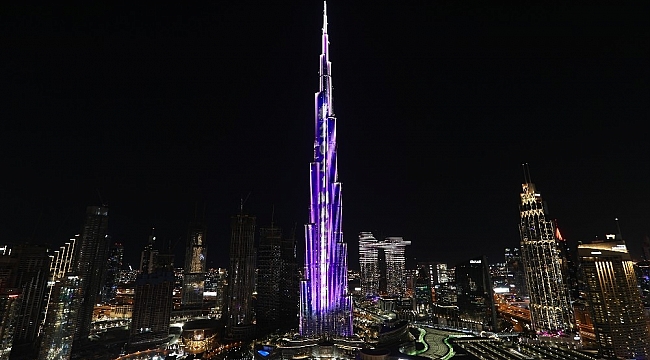 Dubai yeni yıla havai fişek ve ışık gösterisiyle "merhaba" dedi