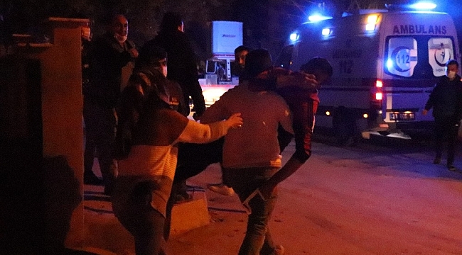Dumandan etkilenen kardeşini kucağında taşıdı
