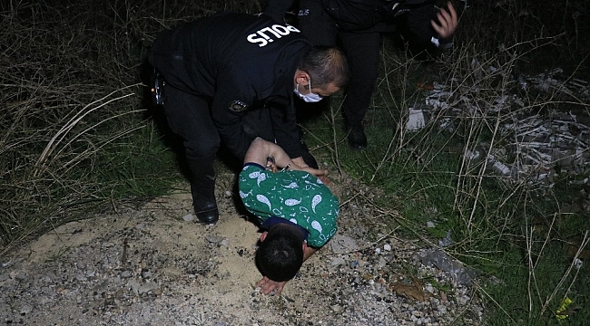 Dur ihtarına uymadılar, polisten kaçarken yolun bittiğini görmeyip otomobille tarlaya düştüler