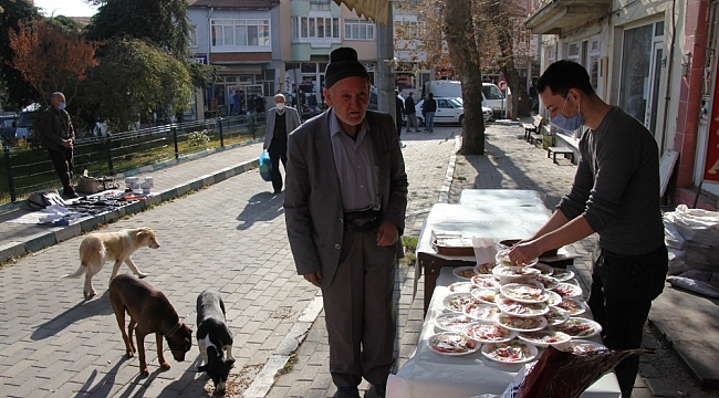 Duyarlı esnaf, pazarda sokak hayvanları için meyve tabağı sattı