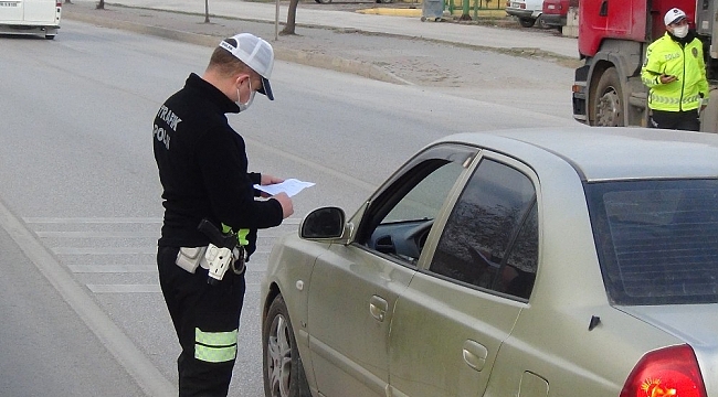 Ehliyetsiz sürücünün otomobili bağlandı, ortada kalan sürücüyü polis ekipleri evine bıraktı