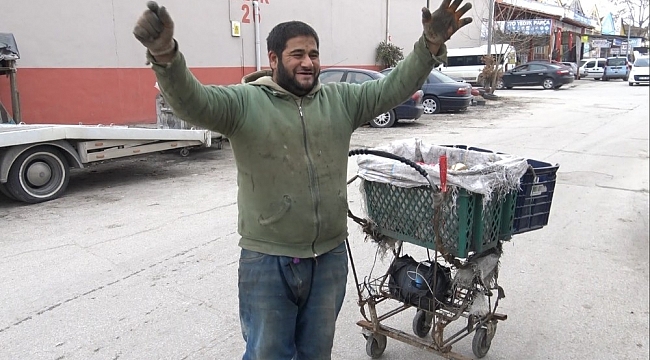 Ekmek mücadelesinde 'eğlencesini' de yanında taşıyor