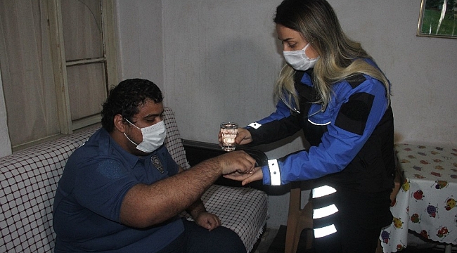 Engelli gencin polis sevgisi, ilacını polisin elinden içiyor