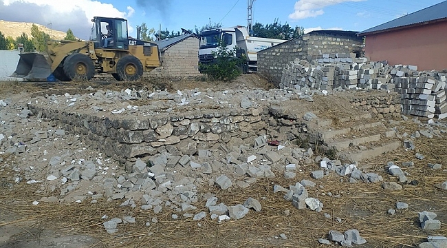Erciş'teki metruk binaların yıkımı sürüyor