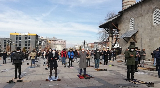 Erzurum'da cuma namazı sonrası yağmur duası edildi