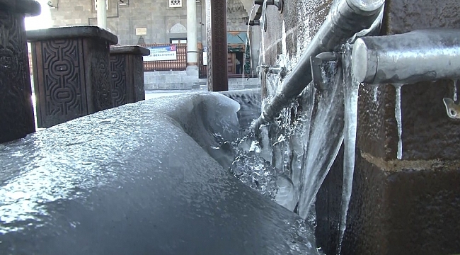 Erzurum'da eksi 20 ye kadar düşen hava sıcaklığı buz tutturdu