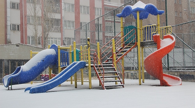 Erzurum'da etkili olan kar yağışı kenti beyaza bürüdü