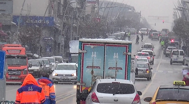 Erzurum'da kar yağışı hayatı olumsuz yönde etkiliyor