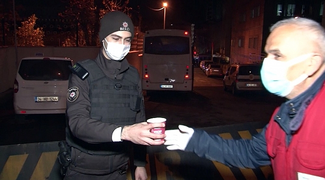 Esenler'de soğukta görev yapan polis memurlarına sıcak çorba