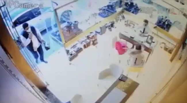 Etiler'de bileziklerini bozduran kadına hırsızlık şoku kamerada