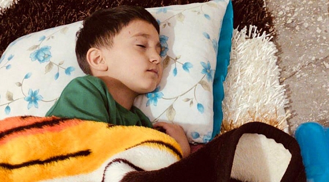 Evde halı üzerinde yatan yetim çocuğuna sürpriz yatak odası yaptılar