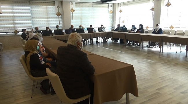 Evlat nöbetindeki aileler kısıtlamaya rağmen eylemlerini sürdürüyor