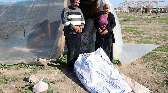 Evleri yanınca çadırda kalan ailenin eşyalarını çaldılar