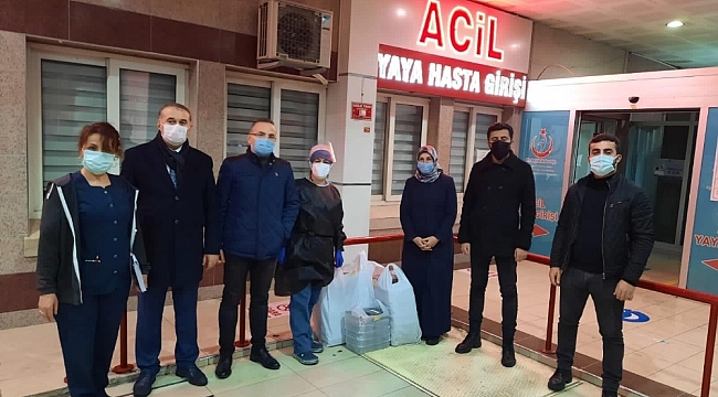 Evlerinde pişirip sağlık çalışanlarına gönderdiler