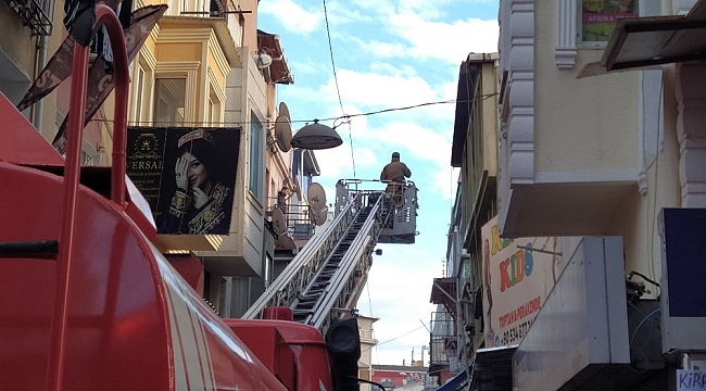 Fatih'te bir kişi kaldığı evi yaktı