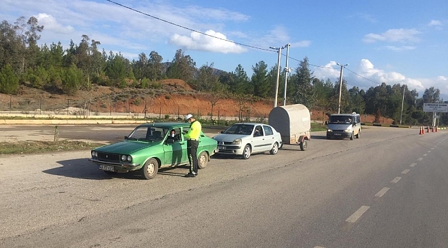 Fethiye'de polis ekipleri yılbaşı öncesinde ilçe girişinde uygulama yaptı