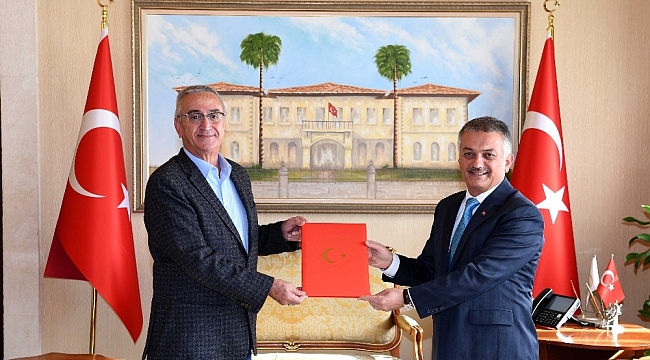 Finikeli hayırseverden eğitime çifte katkı