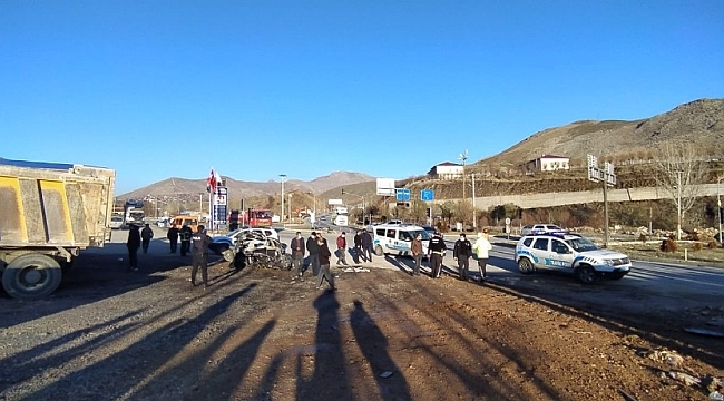 Freni patlayan tır önündeki aracı biçti: 2 yaralı
